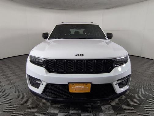 Bright White Clearcoat 2025 Jeep Grand Cherokee Laredo