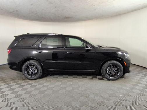 DB Black Crystal Clearcoat 2026 Dodge Durango GT Plus HEMI V8