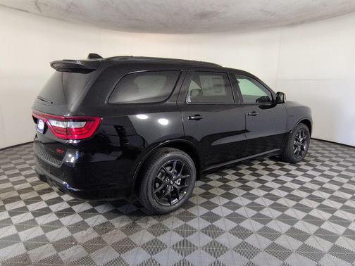 DB Black Crystal Clearcoat 2026 Dodge Durango GT Plus HEMI V8
