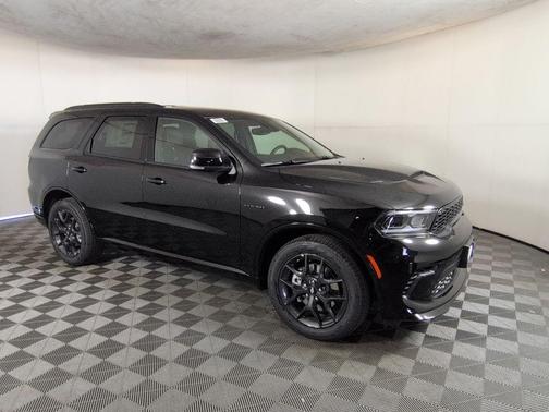 DB Black Crystal Clearcoat 2026 Dodge Durango GT Plus HEMI V8