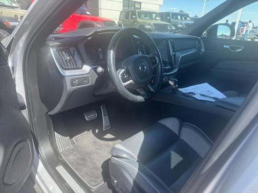 Bright Silver Metallic 2021 Volvo XC60 T5 R-Design