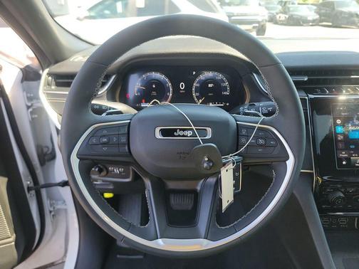 Bright White Clearcoat 2024 Jeep Grand Cherokee Laredo