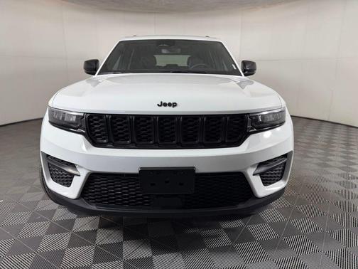 Bright White Clearcoat 2024 Jeep Grand Cherokee Laredo