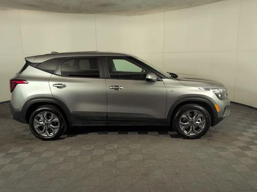 Steel Gray 2024 Kia Seltos LX