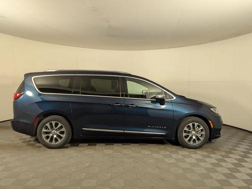2022 Chrysler Pacifica Hybrid Pinnacle