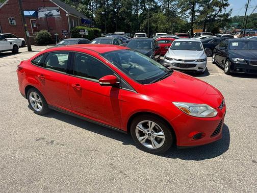 Red 2013 Ford Focus SE
