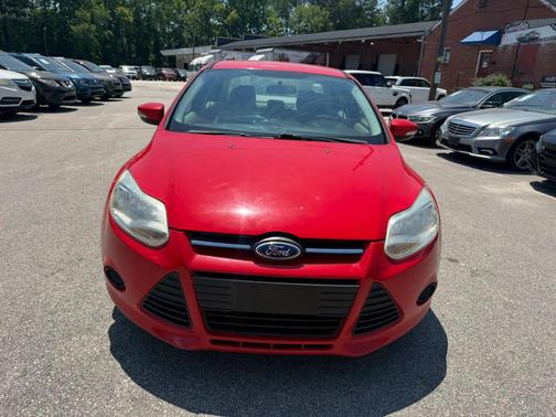 Red 2013 Ford Focus SE