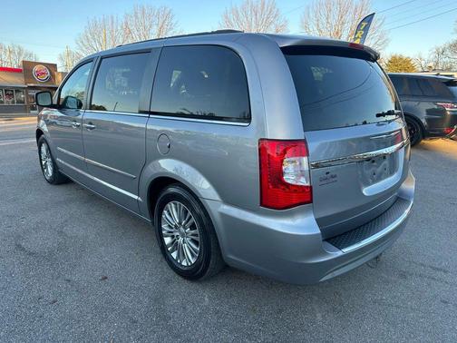 2016 Chrysler Town & Country Touring-L