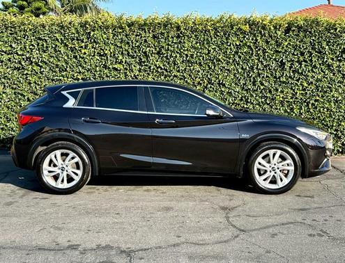2017 INFINITI QX30 Base