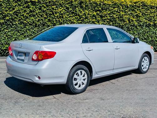 Classic Silver Metallic 2009 Toyota Corolla LE