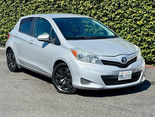 Classic Silver Metallic 2014 Toyota Yaris LE