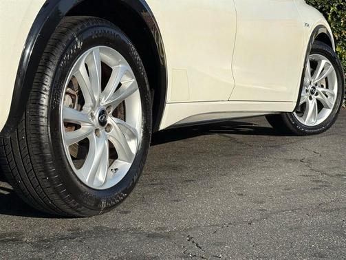 2017 INFINITI QX30 Premium