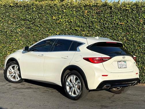 2017 INFINITI QX30 Premium