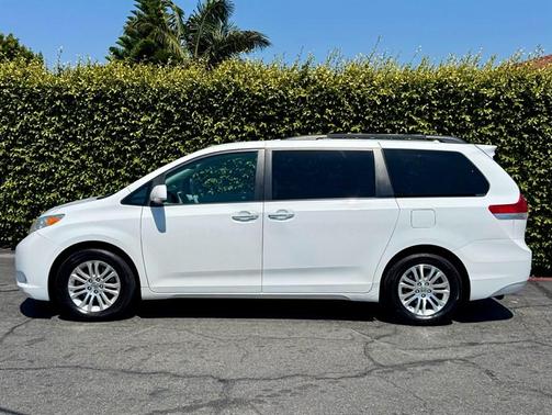 White 2011 Toyota Sienna XLE