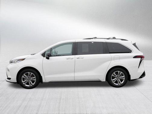 Ice Cap 2023 Toyota Sienna XSE 7 Passenger