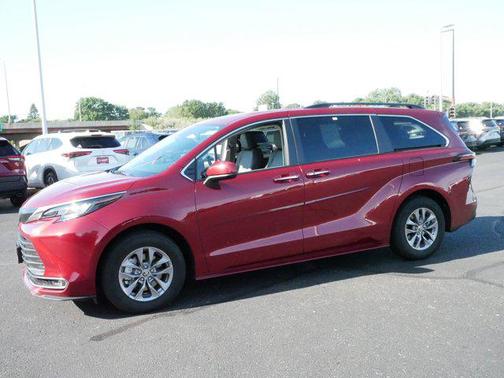 2022 Toyota Sienna XLE 7 Passenger