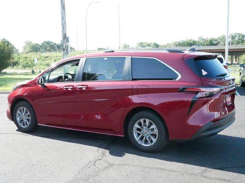 2022 Toyota Sienna XLE 7 Passenger