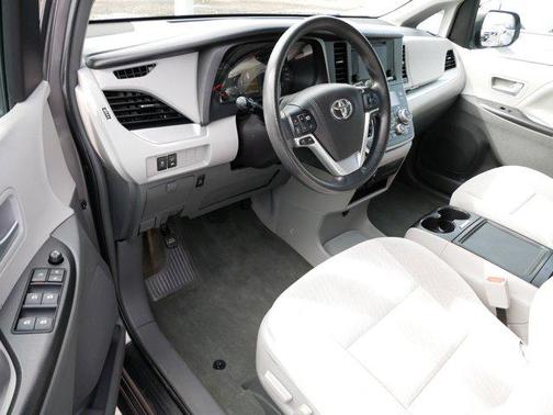 2017 Toyota Sienna LE