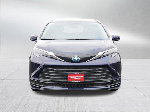 2025 Toyota Sienna LE