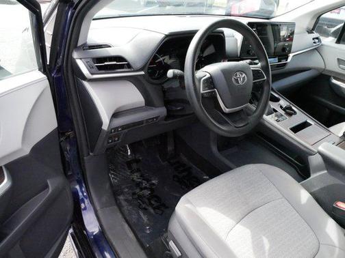 2021 Toyota Sienna LE
