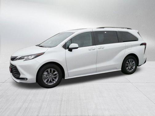 2023 Toyota Sienna XLE 8 Passenger