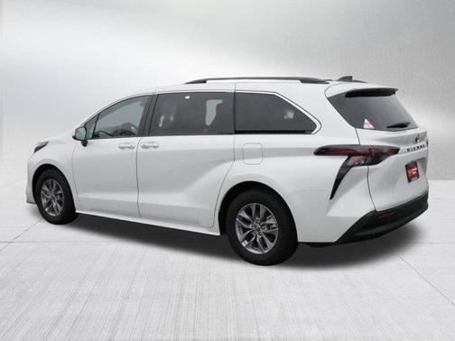 2023 Toyota Sienna XLE 8 Passenger