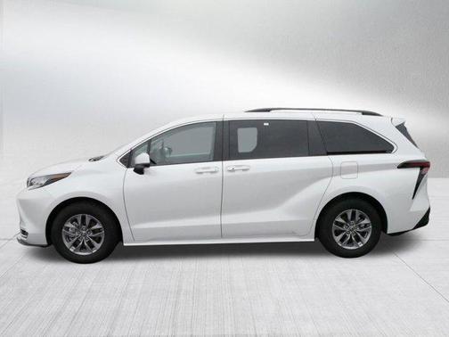 2023 Toyota Sienna XLE 8 Passenger