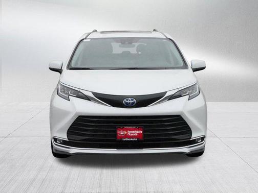 2023 Toyota Sienna XLE 8 Passenger