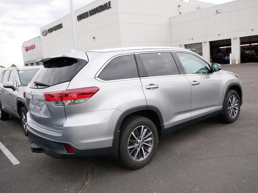 Celestial Silver Metallic 2019 Toyota Highlander XLE