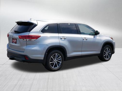 Celestial Silver Metallic 2019 Toyota Highlander XLE