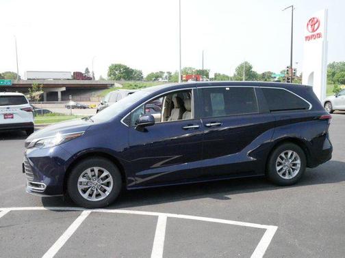 2022 Toyota Sienna XLE 7 Passenger