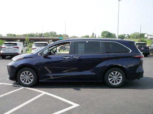 2022 Toyota Sienna XLE 7 Passenger