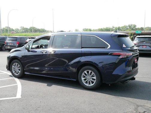 2022 Toyota Sienna XLE 7 Passenger