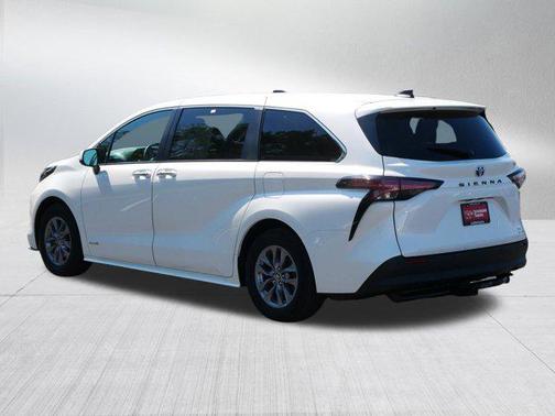 2021 Toyota Sienna XLE 8 Passenger