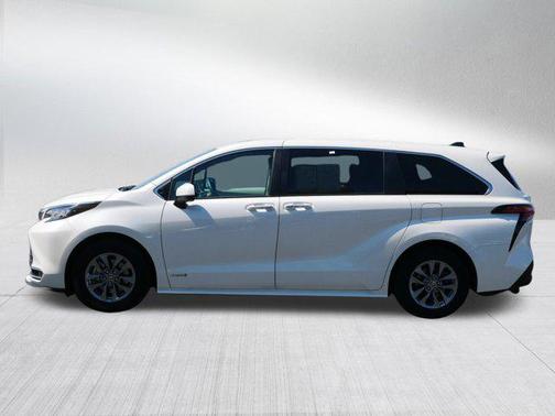 2021 Toyota Sienna XLE 8 Passenger