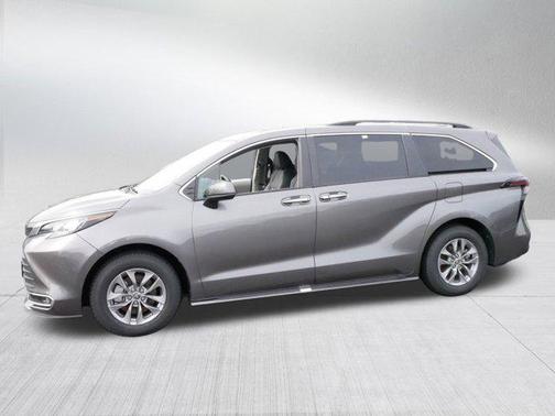 2023 Toyota Sienna XLE 8 Passenger