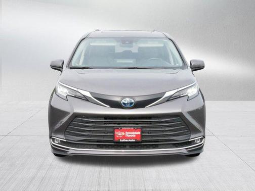 2023 Toyota Sienna XLE 8 Passenger