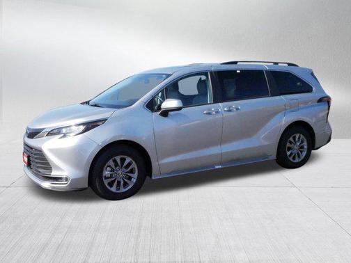 2023 Toyota Sienna XLE 8 Passenger