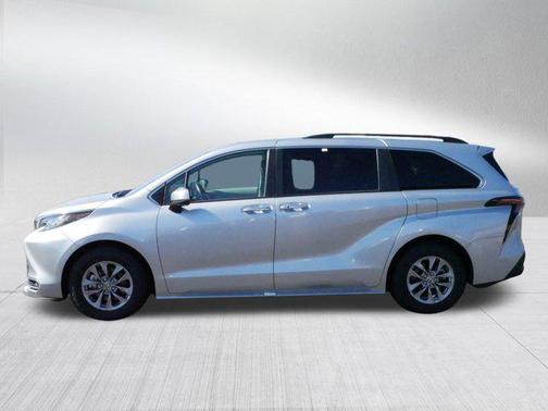 2023 Toyota Sienna XLE 8 Passenger