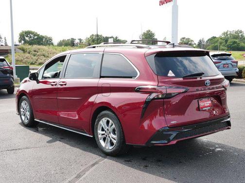 2022 Toyota Sienna XSE 7 Passenger