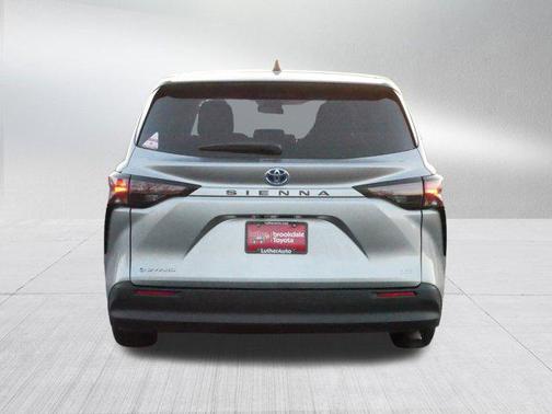 2025 Toyota Sienna LE