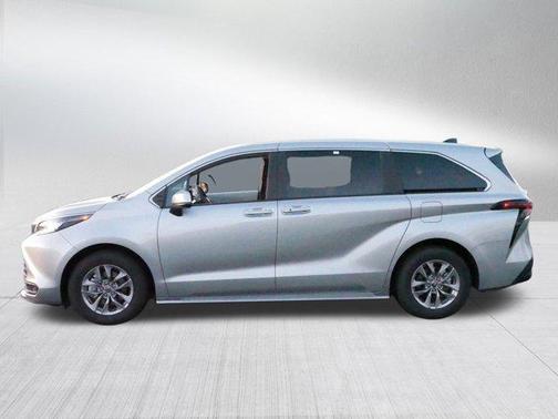 2025 Toyota Sienna LE