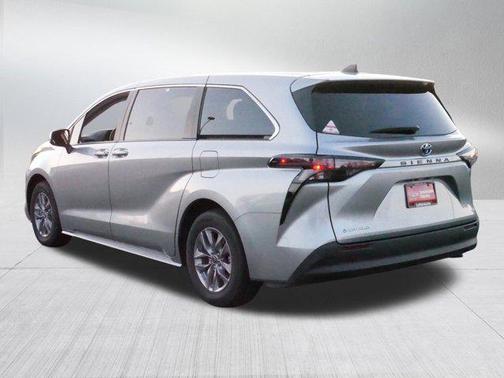 2025 Toyota Sienna LE