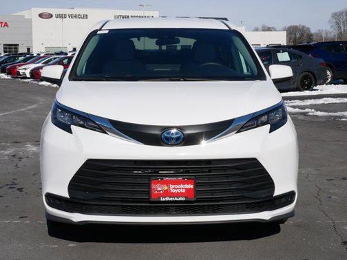 2025 Toyota Sienna LE