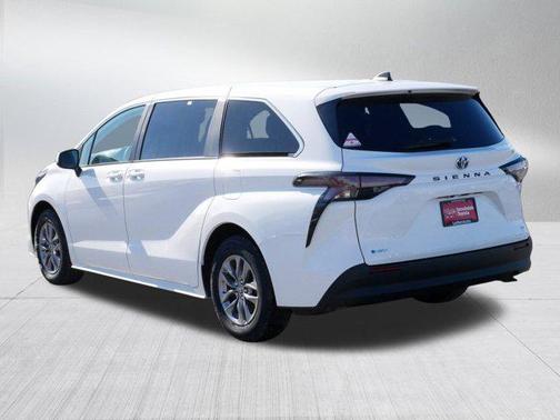 2025 Toyota Sienna LE
