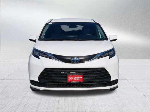 2025 Toyota Sienna LE