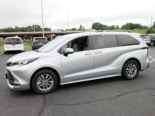 2024 Toyota Sienna XLE 8 Passenger