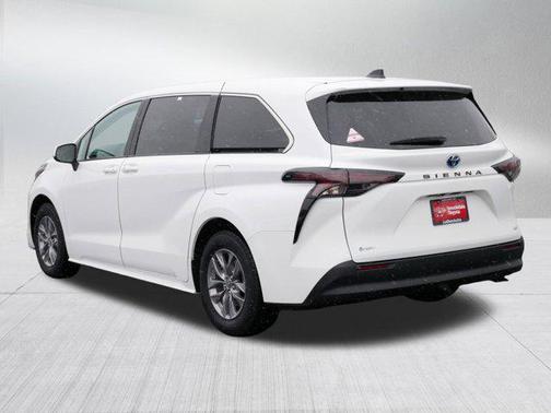 2025 Toyota Sienna LE