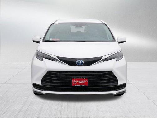 2025 Toyota Sienna LE