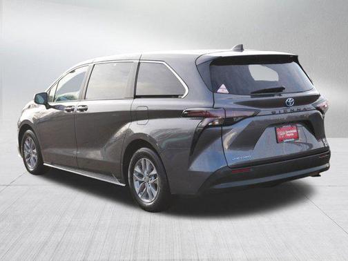 2025 Toyota Sienna LE
